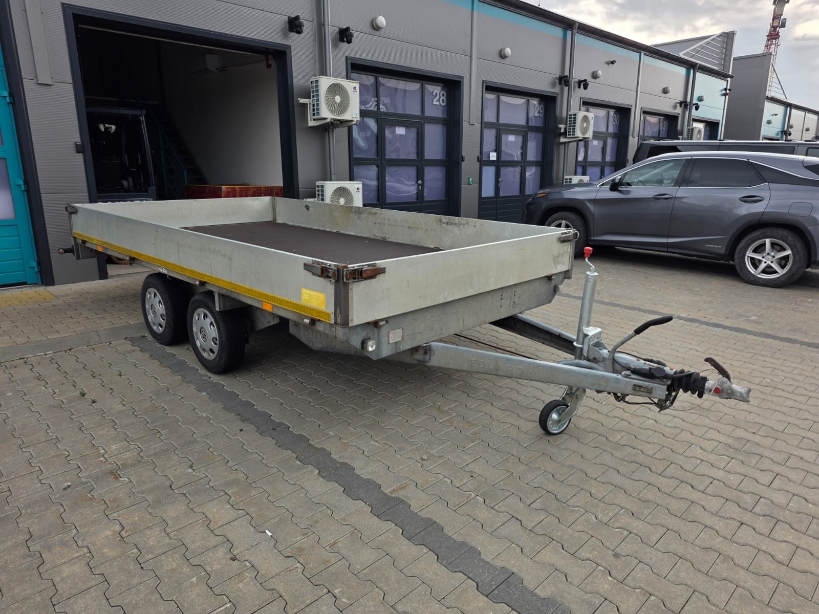 Platforminė priekaba iš šono